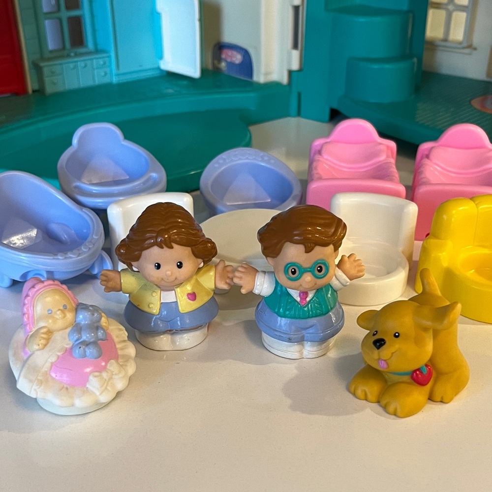Fisher-Price LIttle People Dollhouse with people and accessories, 1996-97 model - Picture 12 of 15